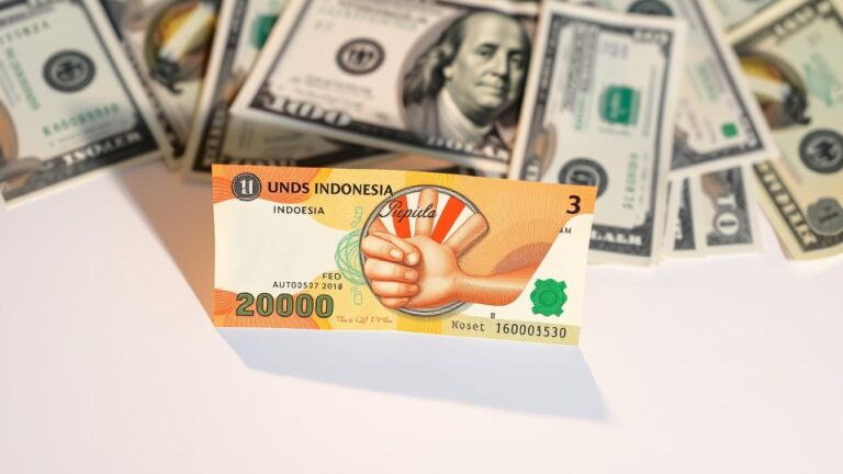 Rupiah Menguat Terhadap Dolar AS, Reformasi Hukum Jadi Sorotan
